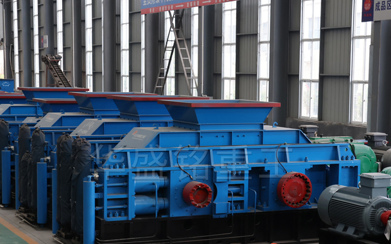 '沙頭料破碎機(jī),石料對輥破碎機(jī)價(jià)格,沙頭米石料對輥式破碎機(jī)廠家,雙輥破碎機(jī),液壓對輥破碎機(jī)