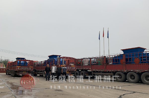 液壓對輥破碎機(jī)前三臺發(fā)貨現(xiàn)場