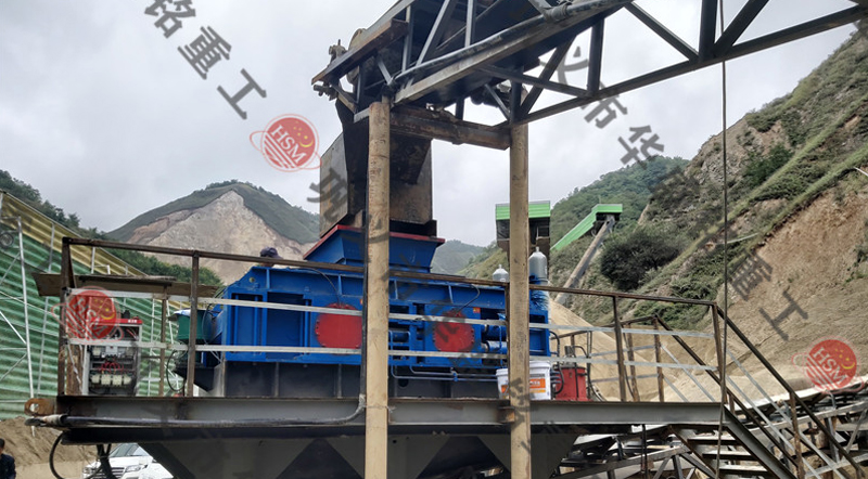 對輥制砂機(jī)安裝現(xiàn)場